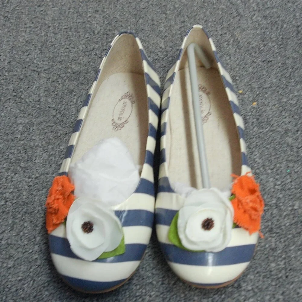 pumpkin striped skimmers shoes in blue and white floral